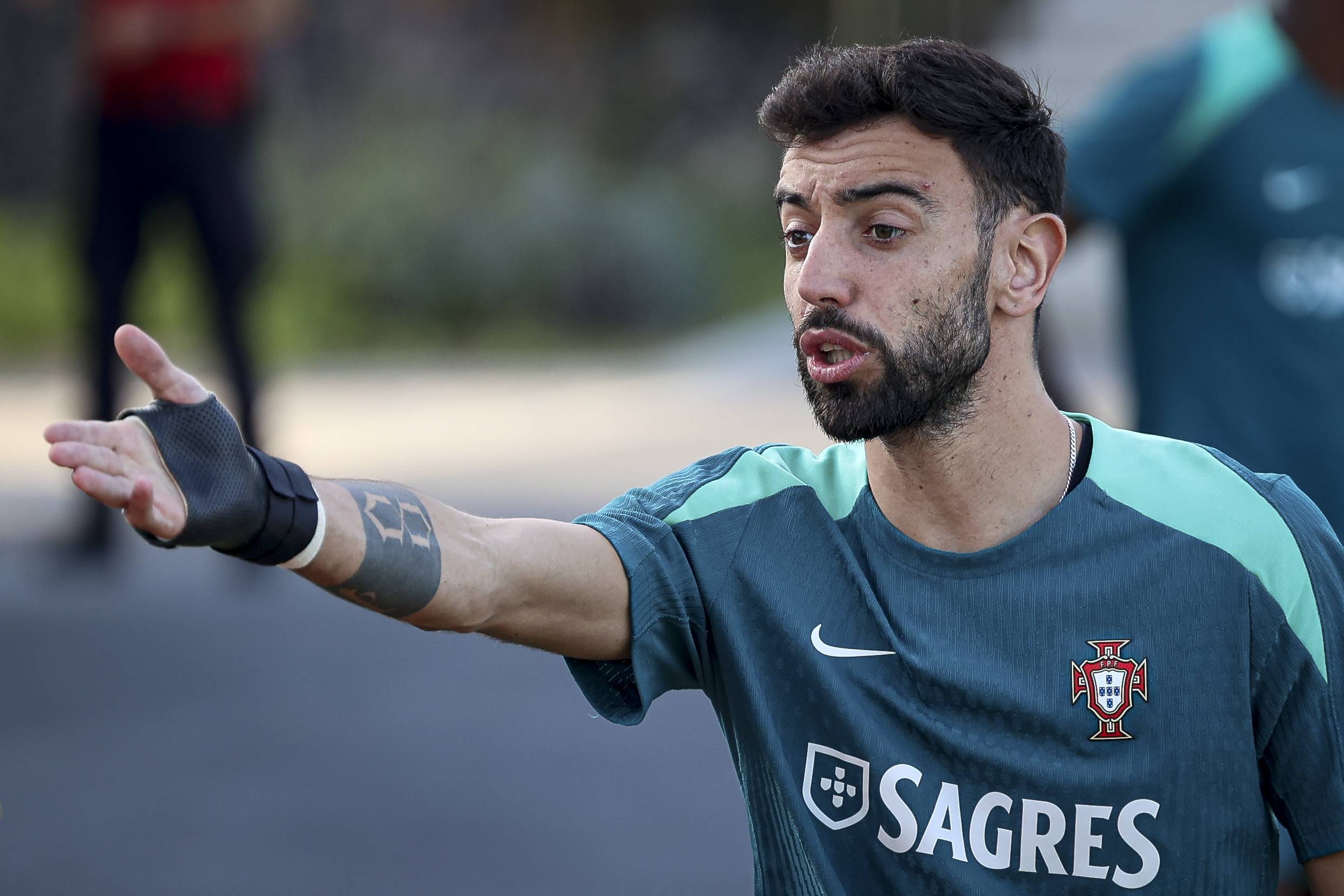 权牢牢攥在 权牢牢攥在